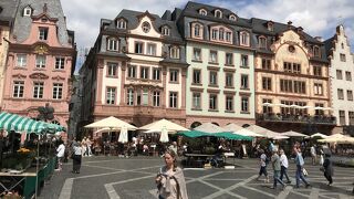 大聖堂の前に広がる