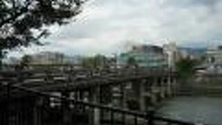 三条大橋　四条大橋より一本北側にあります