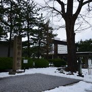 福井城や福井市役所や県庁などの近くにある神社