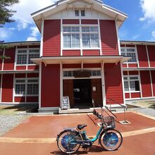 旧長井小学校第一校舎（道の駅で借りたチャリと一緒に）