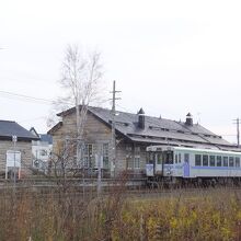 ラベンダー色のラインの列車。