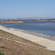 名取川沿いに建っています。