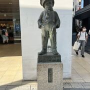 横浜駅西口モアズ前の像！