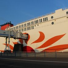 シンボルの太陽のマークが夕日に染まる