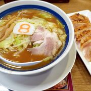 北陸限定でチェーン展開するラーメンを駅で味わえる