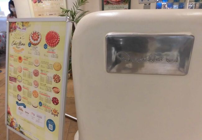 たくさんのお客さんが併設のカフェに並んでいました