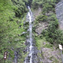 高低差80ｍの滝