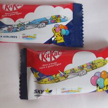 機内で配られたキットカット。ポケモンジェットが描かれています