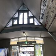 マッサージイスと吊るし雛のある駅