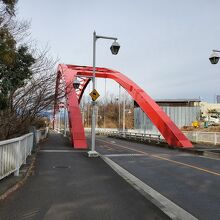 道路を走っているといきなり現れるように見えます
