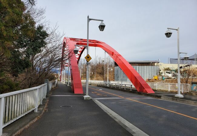 赤く目立つ陸橋