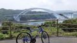 他の橋と違い、アーチ橋となっている