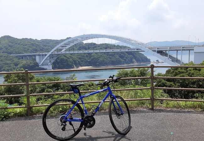 他の橋と違い、アーチ橋となっている