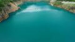 神秘的な色合いの四万ブルー