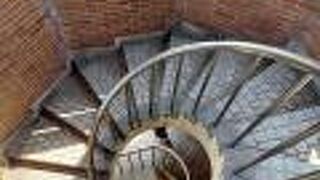 レトロならせん階段があります