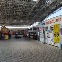 南側から見た道の駅。奥に屋台村。右に物産店が並ぶ。