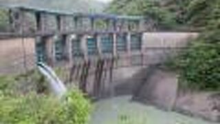 非常に水量豊かな熊野川（十津川）にあるアーチ式コンクリートダム