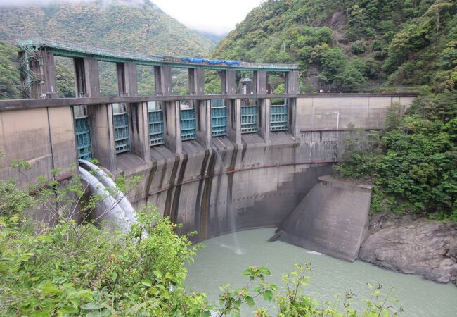 非常に水量豊かな熊野川（十津川）にあるアーチ式コンクリートダム