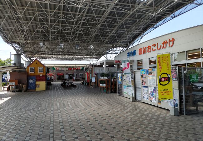 ドームの下に屋台村のある道の駅　