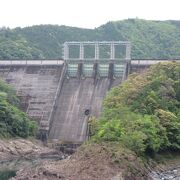 十津川を堰き止めた発電用ダム、地理上の都合で下流部で十津川を発電機用導水路が横断する珍しいダム
