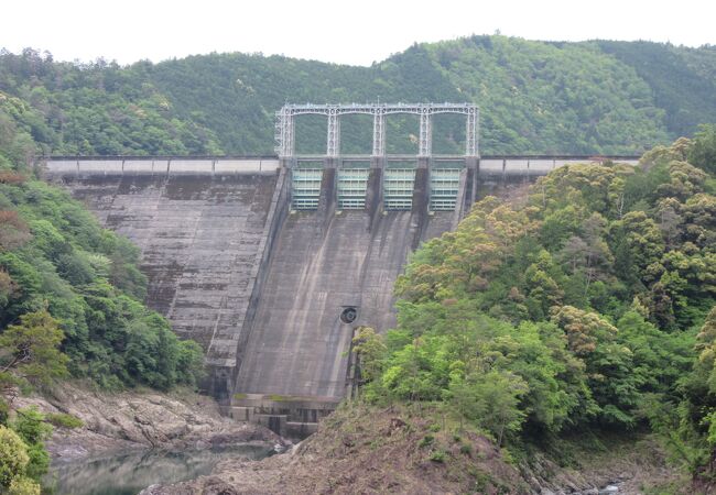 十津川を堰き止めた発電用ダム、地理上の都合で下流部で十津川を発電機用導水路が横断する珍しいダム