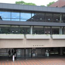 入口は、半地下になっています