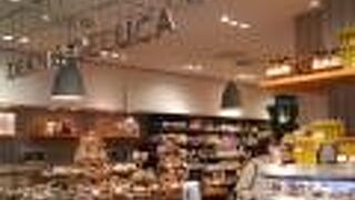 ショップもカフェもあります