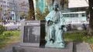 碑だけでなく像もあって目立ちます。