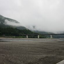 すぐ裏に在る熊野川の川原は広大、増水時の水量のなせる業