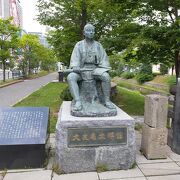 札幌の開拓に貢献下人物の像