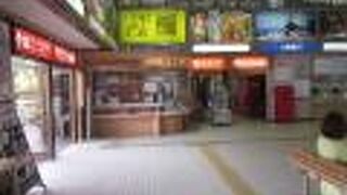 船を出てすぐにあります