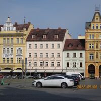 左の3棟がホテルで宿泊したのはピンク色の建物