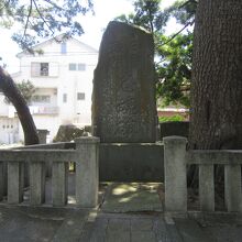 ７土台が伊豆石の忠魂碑