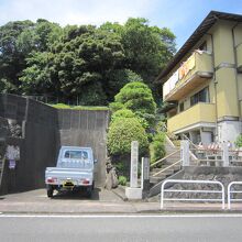 １お寺入口、右側は庫裡