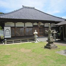 ７本堂前芝生広場