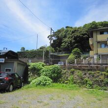 １０崖地の駐車場とお寺