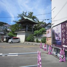 １大きな看板で案内