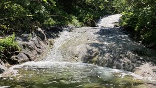 温泉の混じった川のじゃぶじゃぶ歩き