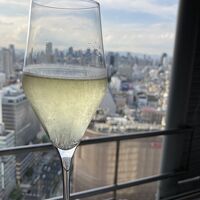 ホテルで美味しいシャンパンをいただいています