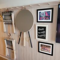 デスクや椅子が壁に