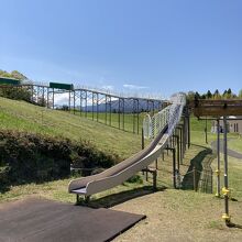 長いローラー滑り台