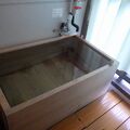 部屋にはかけ流しの温泉が付いて