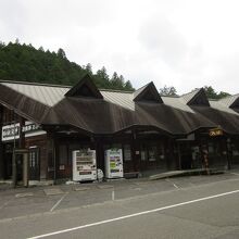 龍の背をイメージした建物外観