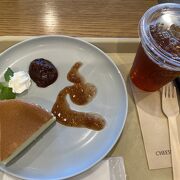 広めで手軽なチーズケーキのカフェ