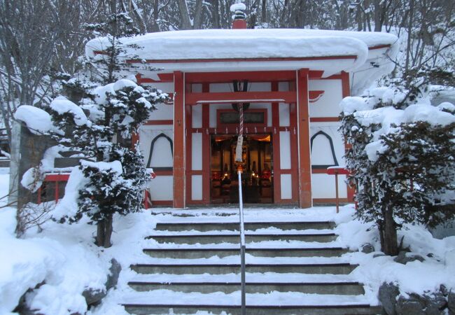 道路工事の犠牲者の供養に地崎晴次氏が建立した神社