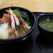 海鮮丼には青さ汁が付いてきます