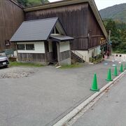 冬はスキーで，夏は登山で利用できるロープウェイ