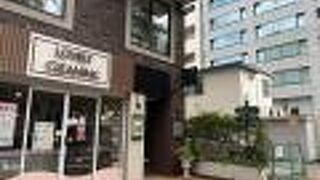 横浜の歴史的建造物に囲まれた立地