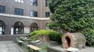 正面玄関前に多くの遺構が展示されている