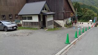 冬はスキーで，夏は登山で利用できるロープウェイ